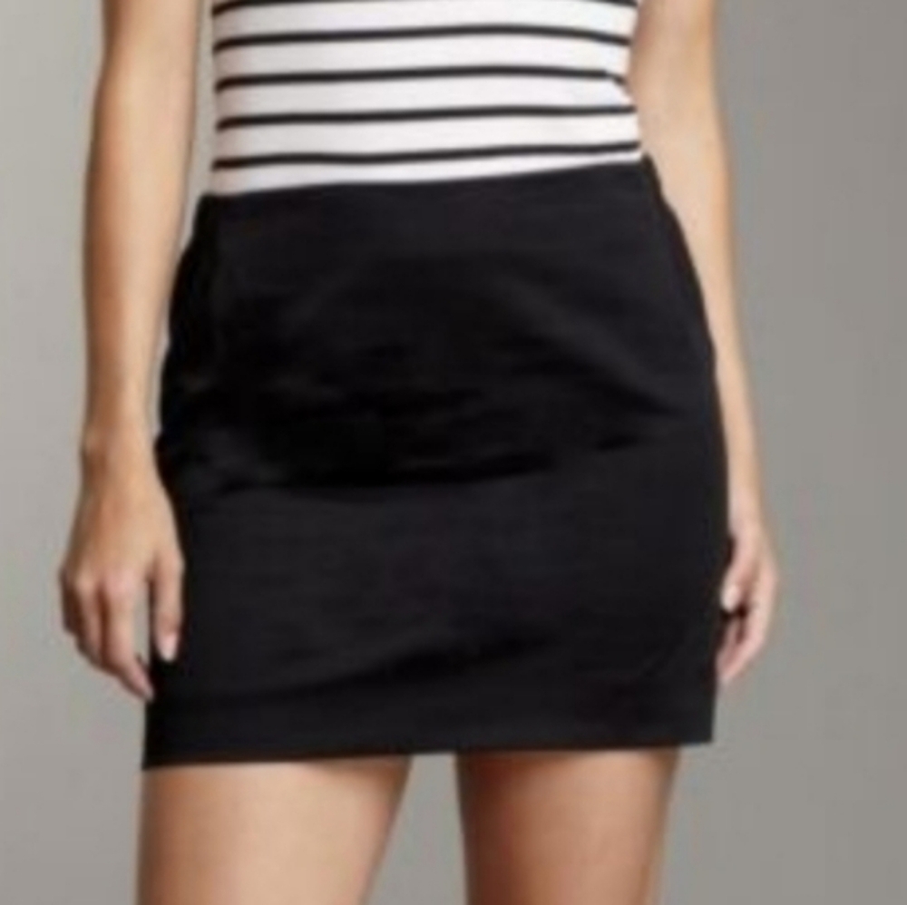 BCBGMaxAzria skirt size 4 black checkered textured mini